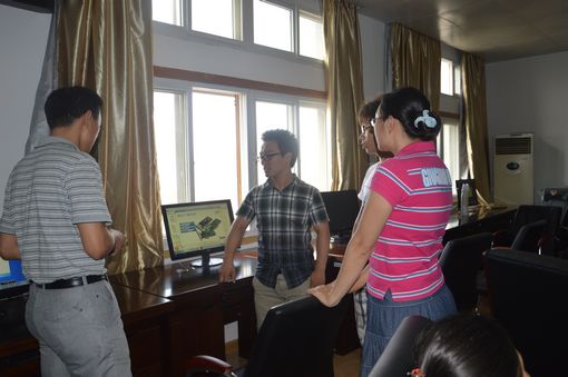 工程师和学员热烈讨论