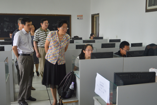 江志红副校长在竞赛现场指导